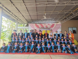 ลานอเนกประสงค์ศูนย์พัฒนาเด็กเล็กองค์การบริหารส่วนตำบลไผ่ อำเภอทรายมูล จังหวัดยโสธร นางจำเนียร ผลไม้ นายกองค์การบริหารส่วนตำบลไผ่ ได้เป็นประธานในพิธีมอบประกาศนียบัตรแก่บัณฑิตน้อย ที่ผ่านการศึกษาหลักสูตรเตรียมความพร้อมในระดับก่อนวัยเรียน